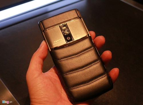 Phiên bản Vertu New Signature Touch đắt nhất mang màu Rose Gold cùng các đường chỉ thêu tay được định giá 470 triệu đồng.