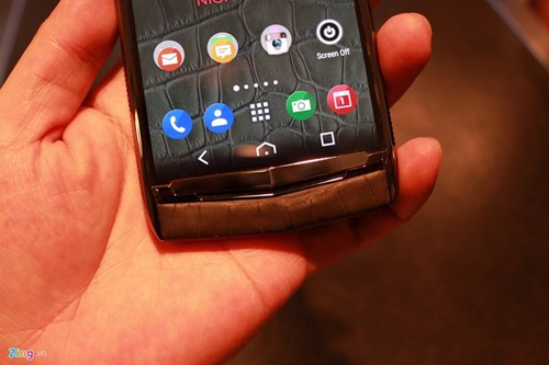 Phủ ngoài khung kim loại là lớp da được làm thủ công, tùy phiên bản mà máy dùng các loại da khác nhau như bê, thằn lằn, cá sấu.