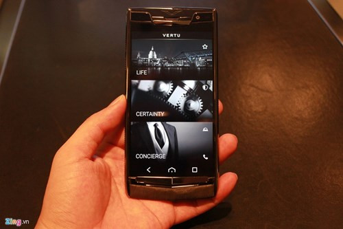 Trong đó, người dùng có thể theo dõi thông tin cá nhân, nhắn tin tuyệt mật, truy cập các dịch vụ cao cấp. Trong một số trường hợp gấp, Vertu có thể đặt vé máy bay riêng cho người dùng.