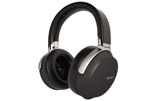  Sony: Tai nghe MDR-Z7. Tai nghe hàng đầu tái tạo âm thanh tinh tế với dải tần cao lên đến 100kHz – chính là sản phẩm tiên phong trong công nghệ tai nghe. Với driver HD 70mm bao gồm các màng chắn Polyme tinh thể lỏng và thiết kế hoàn toàn bằng kim loại, bạn sẽ được tận hưởng âm thanh chất lượng cao và rõ nét tuyệt vời và vô cùng tinh tế. Giá: 15,9 triệu đồng