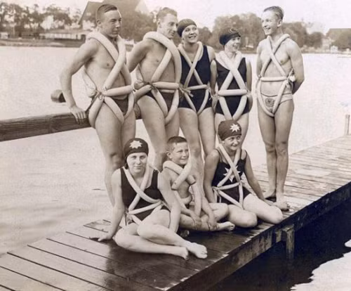 Những chiếc phao cổ điển được làm bằng săm xe.