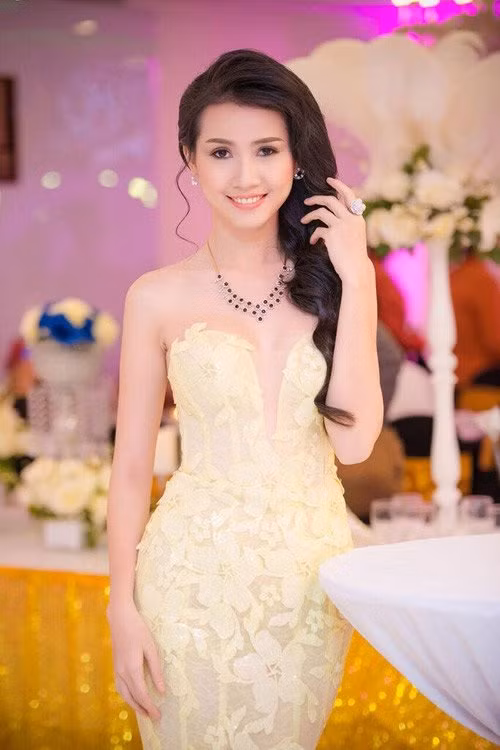 Phan Thị Mơ quyến rũ với bộ váy vàng cúp ngực ôm sát cơ thể.