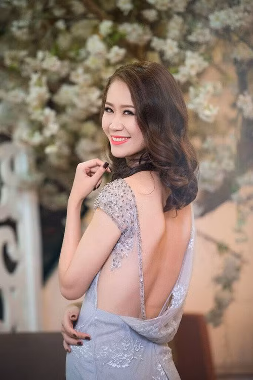 Dương Thùy Linh rạng rỡ và xinh đẹp với bộ đầm hở lưng.
