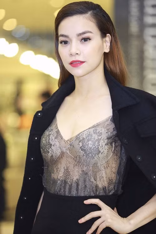 Nữ ca sĩ Hồ Ngọc Hà trở thành tâm điểm chú ý của một sự kiện tổ chức tại Hà Nội khi mặc áo mỏng tang