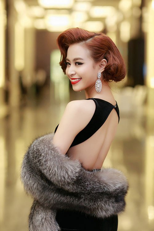 Chiếc váy còn giúp nữ ca sĩ The Remix 2016 khoe lưng trần nuột nà