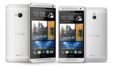  HTC one Mini. Mặc dù màn hình lớn thuận tiện cho việc lướt web, nhưng nó lại gây không ít phiền phức cho người dùng trong việc sử dụng hàng ngày. Vì vậy HTC one mini đã trở thành sự lựa chọn phù hợp hơn cho người dùng để lướt web. Không được trang bị màn hình Full HD như người anh em nhưng với kích thước nhỏ hơn nên độ phân giải 720p vẫn giúp one mini có khả năng hiển thị mọi thứ khá chi tiết, hầu như bạn sẽ không thể nhìn ra các điểm ảnh hay nốt rỗ hạt ở khoảng cách thông thường.