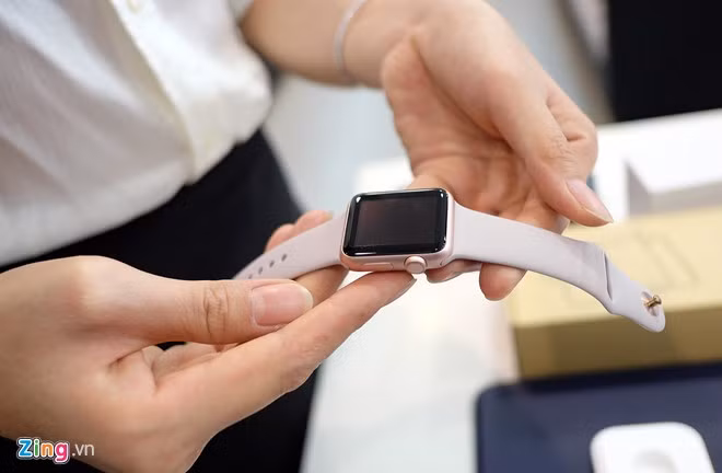 Với mẫu Apple Watch Sport kích cỡ 42 mm, giá bán tăng lên 13,6 triệu đồng.