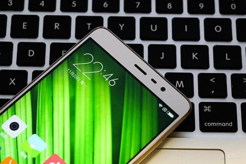 Thay vì sử dụng chip MediaTek Helio X10, máy trang bị bộ xử lý 64 bit Qualcomm Snapdragon 650 mới, tốc độ 1,8GHz gồm 6 lõi, đơn vị xử lý đồ họa Adreno 510, X8 LTE tích hợp với tốc độ Cat 7 và hỗ trợ công nghệ VoLTE.