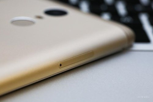 Thay đổi khác là chuyển từ camera 13MP ở mặt sau lên 16MP với khẩu độ f2.0 và khả năng tự động lấy nét theo phase.