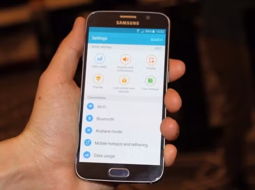  8. Samsung Galaxy S6. Thiết kế của S6 khác biệt hoàn toàn so với S5, với khung kim loại chắc chắn và hai mặt sử dụng kính cường lực. Khung kim loại của máy được hoàn thiện tốt, những đường phay kim cương chạy quanh viền máy phản chiếu ánh sáng khá nổi bật khi dùng ngoài trời. Màn hình 5.1 inch của S6 có độ phân giải 2560 x 1440 pixel, mật độ điểm ảnh tới 577 ppi giúp đảm bảo độ sắc nét của hình ảnh. Góc nhìn của màn hình vẫn rất rộng như các màn hình Super AMOLED khác, màu sắc hiển thị rực rỡ và độ sáng đảm bảo hiển thị tốt khi dùng ngoài trời.