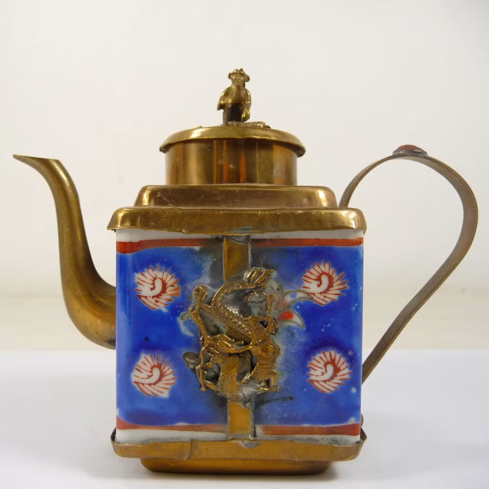 Khỉ trên cổ vật Tây Tạng: Ấm đồng cổ trang trí hình khỉ trên nắp.