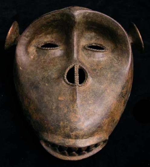 Mặt nạ khỉ của cư dân bản địa Ghana đầu thế kỷ 20.