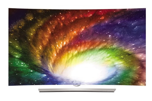  LG: Tivi màn hình cong OLED EG965T. Đây là mẫu tivi cao cấp của LG, hình ảnh không chỉ đẹp mà còn sắc nét với độ phân giải Ultra HD 4K, độ tương phản cao và góc nhìn rộng tuyệt đối. Người xem sẽ được đắm chìm trong hình ảnh 3D chất lượng cao và sáng rõ. LG OLED EG965T có thiết kế Paper Slim mỏng chỉ còn 4,3mm, chân đế trong suốt. Tích hợp hệ thống loa Harman/Kardon cho âm thanh sống động và hoàn hảo nhất. Chạy trên hệ điều hành WebOS 2.0 giúp điều khiển TV trở nên đơn giản và nhạy hơn và có khả năng nhận diện giọng nói tiếng Việt chính xác. Giá: 119 triệu đồng. 