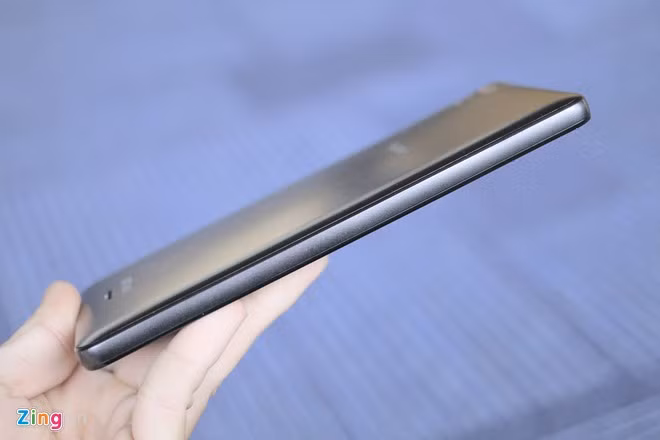 Thân máy được làm bằng nhựa, canh trái không chứa chi tiết nào.