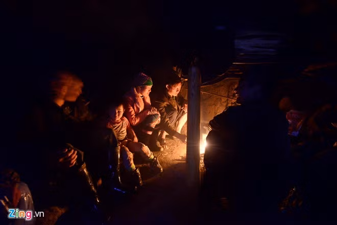 "Cả nhà phải xuống đây để trông đàn trâu nên phải sinh hoạt luôn trong lán trại tạm bợ", anh nói.