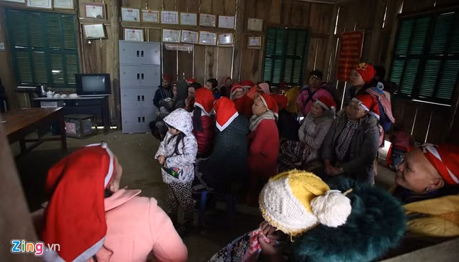 Canh nguoi dan Sa Pa vat va lua gia suc di tranh tuyet roi