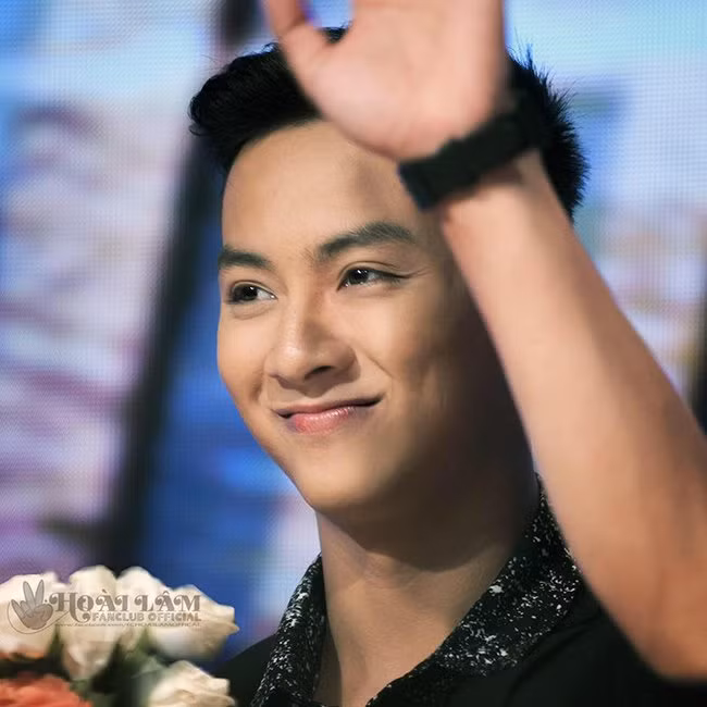 Ngoài tham gia ca hát, Hoài Lâm còn lấn sân sang lĩnh vực phim ảnh và tạo được ấn tượng trong một số bộ phim như: “Giọt lệ bên sông”, “Đoạn trường nam ai”, “Quí tử bất đắc dĩ”, “Tía ơi”…