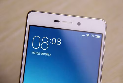 Phía trên mặt trước được bố trí cảm biến tiệm cận, loa thoại và camera "tự sướng" có độ phân giải 5 MP.