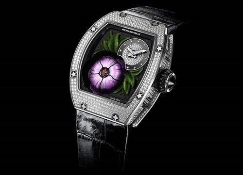  5. Richard Mille Tourbillon Fleuer - Giá: &gt; 1 triệu USD. Khi nhắc đến thương hiệu Richard Mille, người ta lập tức nghĩ ngay đến cái giá trên trời mà những chiếc đồng hồ này đi kèm. Và Richard Mille Tourbillon Fleuer cũng không nằm ngoài quy luật đó. Mặc dù có thiết kế bị nhiều người chê quá nữ tính nhưng RM19-02 vẫn có thể nằm hoàn hảo trên cổ tay nam giới với đường kính 45,4mm. Bộ chuyển động Tourbillon Fleur được giấu đằng sau những cánh hoa và "bông hoa" này sẽ nở 5 phút một lần để bạn có thể chiêm ngưỡng bộ chuyển động bên trong. 