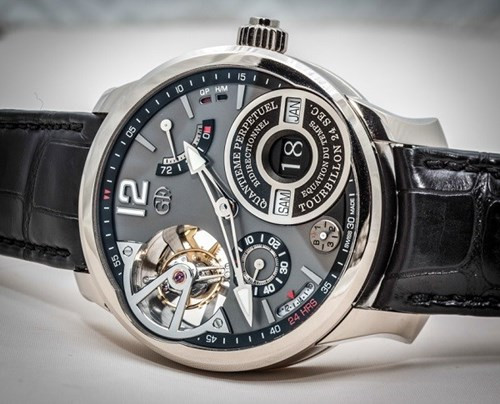  1. Greubel Forsey Tourbillon Perpetual Calendar - Giá: 670.000 USD. Độc chiếm trái tim của giới sành đồng hồ năm nay, không chiếc đồng hồ nào khác đó chính là ‘quái vật’ mang tên Tourbillon Perpetual Calendar đến từ hãng Greubel Forsey. Đây cũng là phiên bản đầu tiên của hãng có chức năng lịch vạn niên tự động chỉnh ngày vào cuối tháng hoặc năm, đếm năm nhuận, để giữ độ chính xác của lịch với 3 bằng sáng chế đã được công nhận. 
