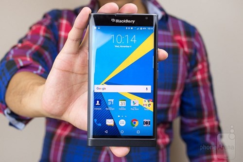  BlackBerry Priv Trước hết phải kể đến mẫu smartphone Android cao cấp mới nhất của chùm Dâu đen. Rò rỉ từ đã lâu và chỉ cho đến khi ra mắt vào tháng Mười Một vừa qua, BlackBerry Priv mới thực sự khiến giới công nghệ phải bất ngờ trước thiết kế lạ lùng của nó.