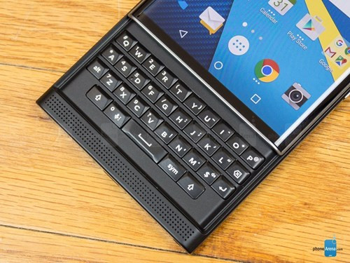 BlackBerry Priv được trang bị kính cường lực Gorila Glass khá chắc chắn, chip xử lý Snapdragon 808, RAM 3 GB, bộ nhớ trong 32 GB, có thể mở rộng tối đa thông qua khe cắm thẻ nhớ lên tới 200 GB. Camera sau của máy là 18MP trong khi camera trước 2MP. Máy được trang bị viên pin dung lượng 3.410 mAh hỗ trợ sạc nhanh và các kết nối tiên tiến như Wi-Fi ac, Bluetooth 4.1. 