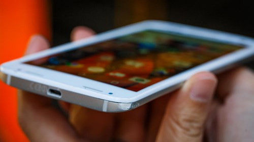 MotorolaDroid Turbo 2 được trang bị màn hình 5.4 inch QHD, sử dụng chip xử lý Snapdragon 810, RAM 3 GB, bộ nhớ trong tùy chọn 32/64GB. Phía sau máy là camera 21MP, hỗ trợ đèn flash kép trong khi đó camera trước có độ phân giải 5MP.Droid Turbo 2 được tích hợp sẵn viên pin dung lượng 3.760 mAh kèm công nghệ sạc nhanh.