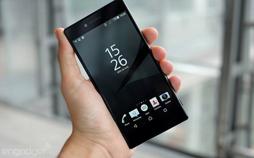 Xperia Z5 Premium còn được tích hợp chip xử lý Snapdragon 810 cao cấp, RAM 3GB, camera sau 23MP có khả năng tự động lấy nét theo pha, quay video 4K. Điểm mạnh của các dòng smartphone Sony là tính năng âm thanh tiếp tục được phát huy với khả năng chơi nhạc Hi-res Audio.