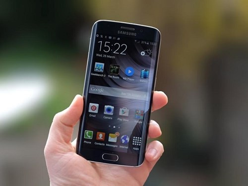  Samsung Galaxy S6 edge và S6 edge+ Không thể phủ nhận rằng, Samsung đã có một cuộc cải tổ lớn về thiết kế với các smartphone của mình trong năm nay. Với việc cho ra mắt bộ đôi Galaxy S6 và S6 Edge và sau đó Galaxy Note 5 và S6 Edge+, Samsung đã cho thấy thay đổi không phải là điều khó thực hiện.
