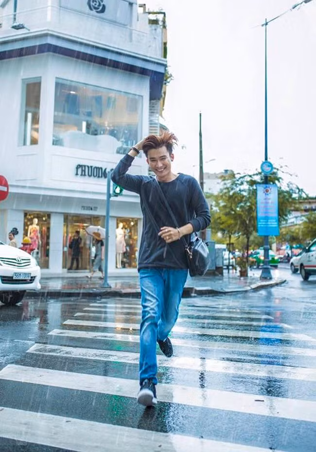 Chí Thiện sinh năm 1988, có biệt danh là Hoàng tử lai, do anh mang hai dòng máu Việt – Thái. Anh chàng tham gia nghệ thuật từ năm 2007 với vai trò là thành viên nhóm La Thăng.