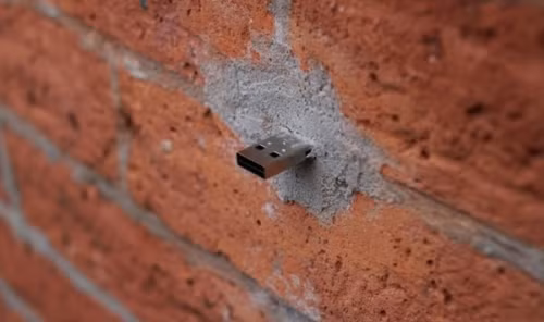 Bí ẩn những chiếc USB gắn trên các bức tường khắp thế giới ảnh 1