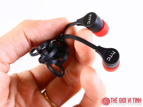 Kèm theo máy là bộ tai nghe nhét tai với các tùy chọn kích cỡ đệm silicon đa dạng.