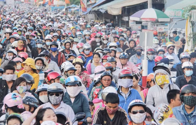 Hàng ngàn ôtô xếp hàng dài suốt hơn 2 giờ vẫn chưa qua được phà để về bờ quận 2 (TP HCM)