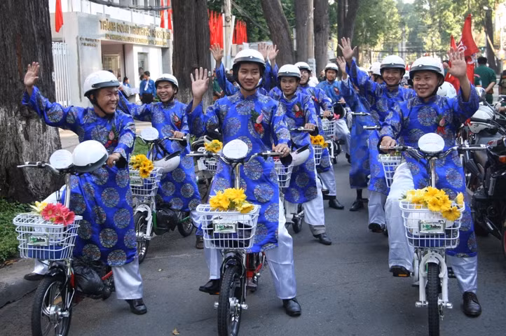 vẫy chào hàng ngàn người dân thành phố và du khách...