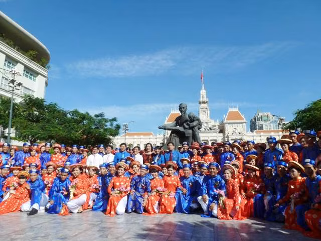 100 cặp đôi cô dâu, chú rể chụp ảnh lưu niệm dưới tượng đài Bác Hồ