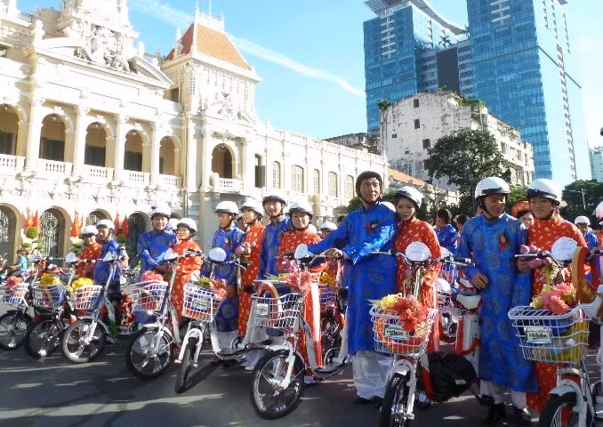 cùng lên 100 chiếc xe hoa "đạp điện"...