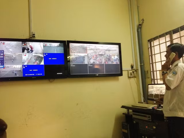 Ông Trần Minh Thành, Giám đốc xí nghiệp phà Cát Lái túc trực bên màn hình camera quan sát để chỉ đạo giải tỏa lượng hành khách bị ùn ứ.