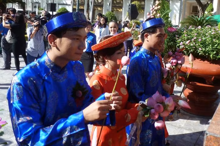 Dâng hương và hoa lên tượng đài Bác Hồ trước trụ sở UBND Thành phố (quận 1-TPHCM)