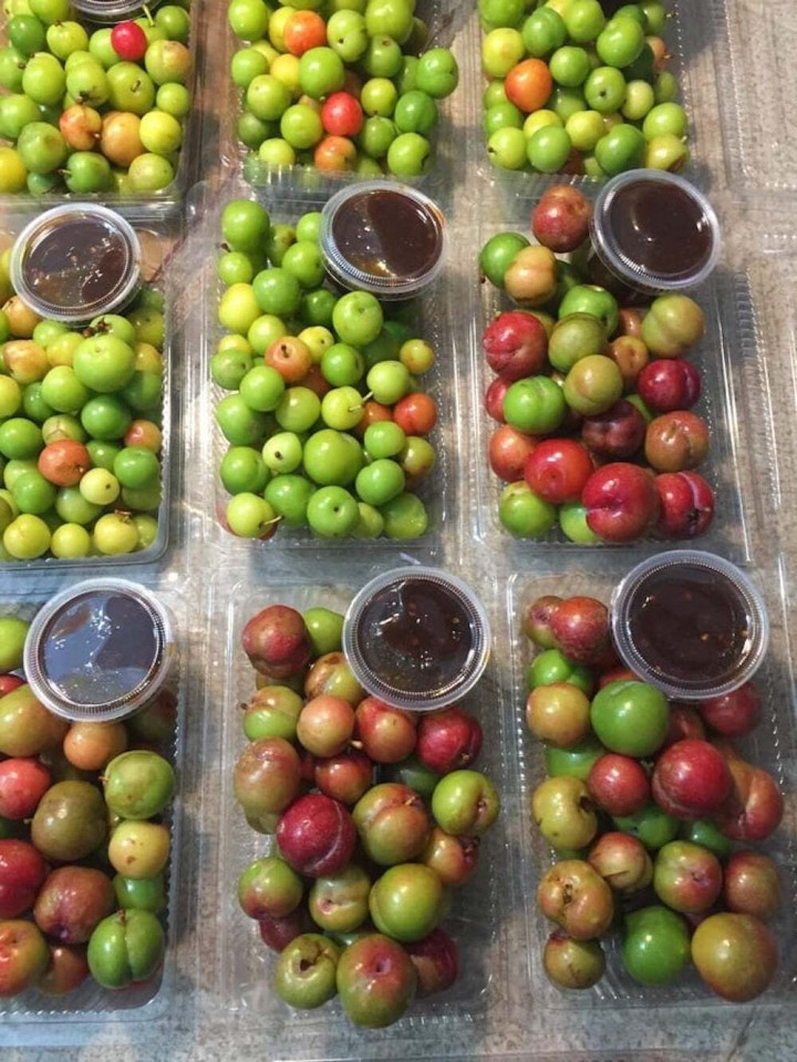 Mận đầu mùa đắt đỏ, giá vài trăm nghìn đồng/kg vẫn được vét sạch - Hình 2 Man dau mua dat do, gia vai tram nghin dong/kg van duoc vet sach-Hinh-2