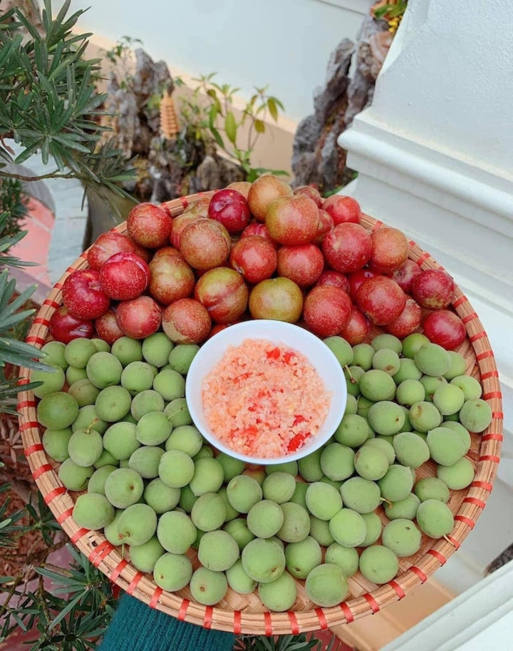 Mận đầu mùa đắt đỏ, giá vài trăm nghìn đồng/kg vẫn được vét sạch - Hình 5 Man dau mua dat do, gia vai tram nghin dong/kg van duoc vet sach-Hinh-5