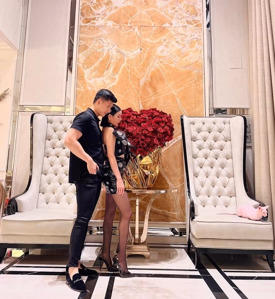 Song doi bo tre, Le Quyen dien di dien lai vay cu du do hieu e he