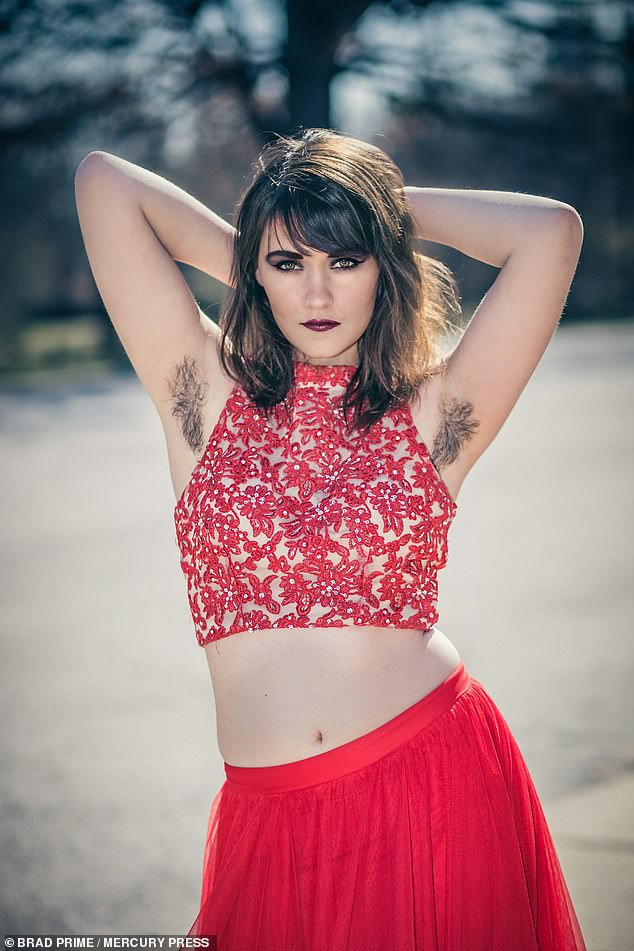 Co gai cam thay quyen ru hon khi de long nach