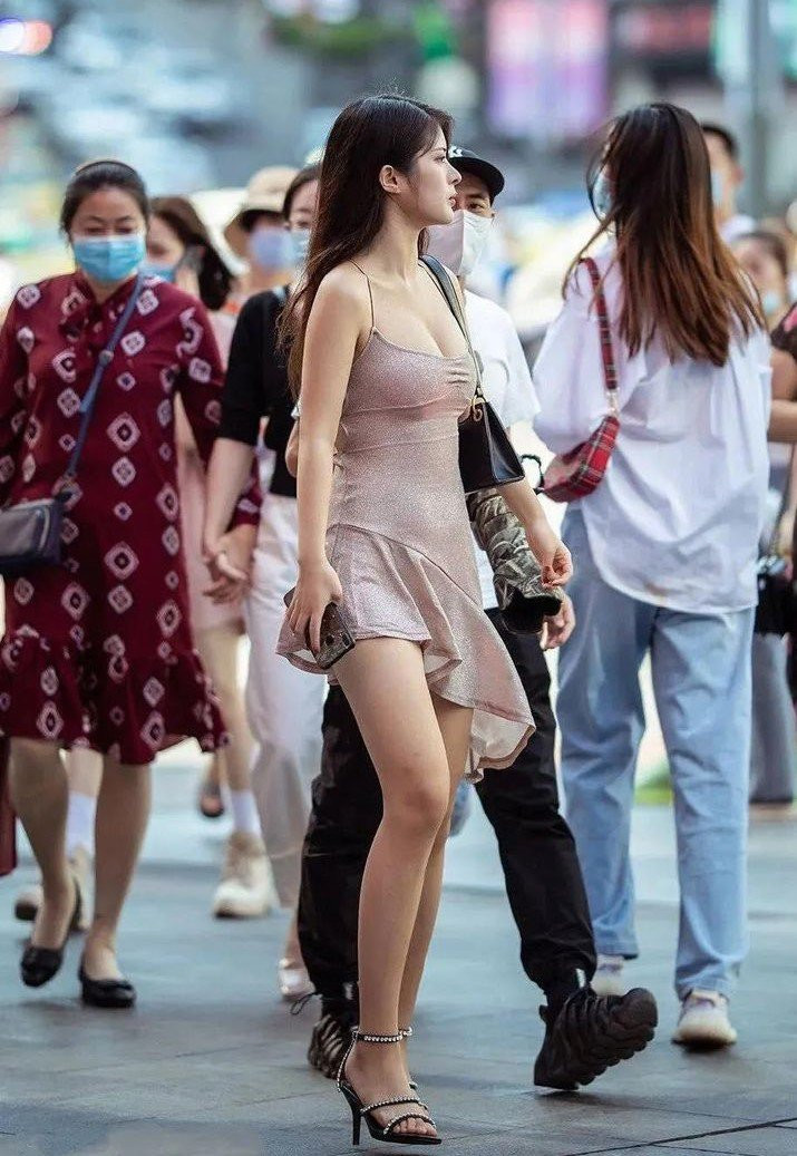 Anh chup len phu nu bi ban tran lan tren mang o Trung Quoc