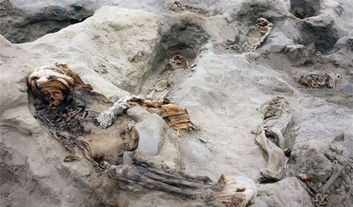 Trên một số thi thể vẫn còn sót lại trang sức và quần áo.