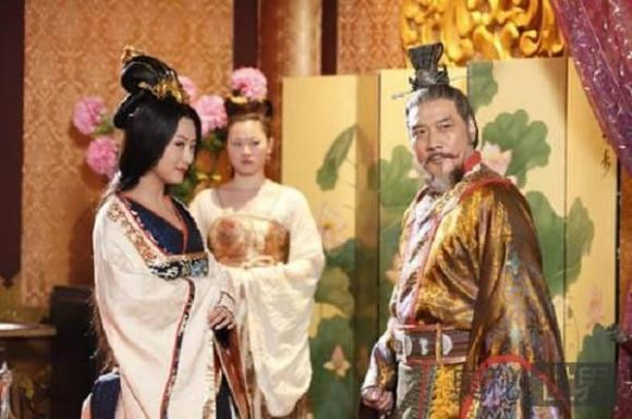 Vị hoàng hậu bị 6 hoàng đế chiếm giữ suốt 60 năm là ai? - Hình 5 Vi hoang hau bi 6 hoang de chiem giu suot 60 nam la ai?-Hinh-5