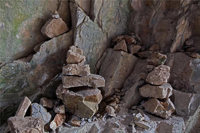 Hình nhân xếp bằng những hòn đá được người dân, khách thăm quan xếp nhằm tưởng nhớ những linh hồn đã khuất.