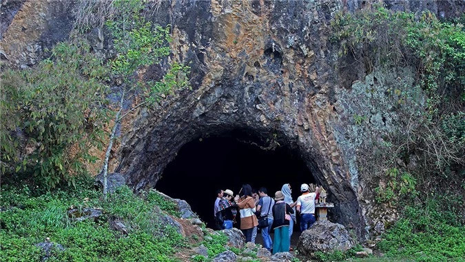 Tại khu vực này tồn tại chiếc hang được cho là nơi để thiêu xác người, trong ảnh là cửa hang.
