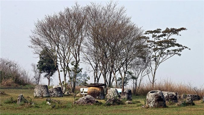 Hiện chỉ còn một chiếc chum duy nhất có nắp đậy, còn lại có một số tảng đá nằm rải rác trên cánh đồng được các nhà khảo cổ cho là những chiếc nắp đang được làm dang dở hoặc đã bỏ đi.