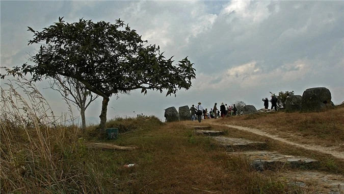 Nhà khảo cổ học người Pháp tên là Madeleine Colani, đến từ viện khảo cổ Viễn Đông Bắc, đã bắt đầu nghiên cứu về cánh đồng chum từ năm 1930. Bà đã đưa ra giả thuyết có thể khu vực này từng là nghĩa trang chôn cất và người ta sử dụng những chiếc chum đá để đựng hài cốt hay chứa thực phẩm. Đây là có thể là nơi dừng chân trên tuyến đường thương mại cổ và đặc biệt với ngành thương mại muối.