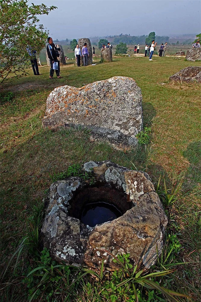 Các nhà khảo cổ tin rằng các chum này có niên đại 1.500 đến 2.000 năm, được những người thuộc nhóm Môn-Khmer làm ra.